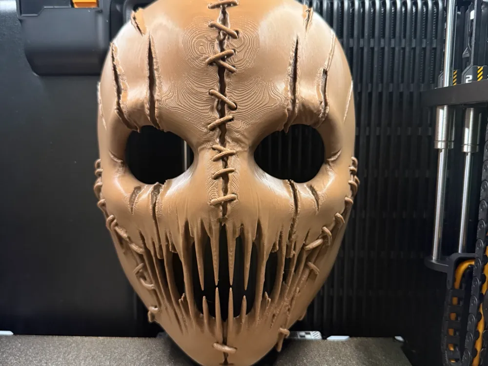 Pieza para disfraz o exhibición: Stiched Horror Halloween Mask With Scars. Referencia del modelo original.