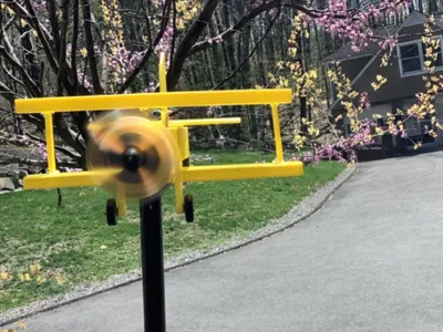 Biplane wind spinner