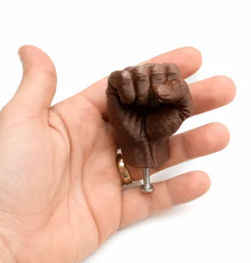Letrero o emblema decorativo: Fist Cabinet Knob – Bold Furniture Handle — vista de referencia 5
