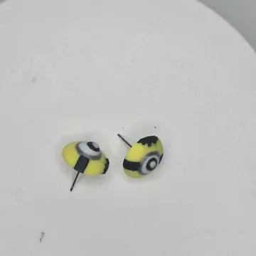 Pendientes: Minion Stud Earrings — vista de referencia 3