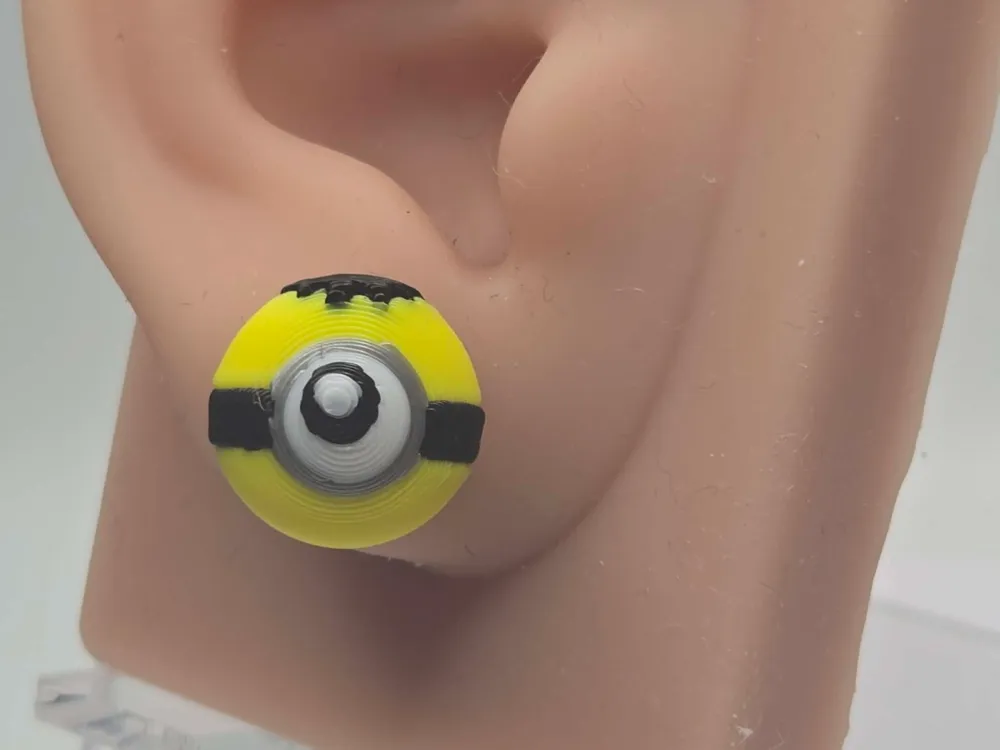 Pendientes: Minion Stud Earrings. Referencia del modelo original.