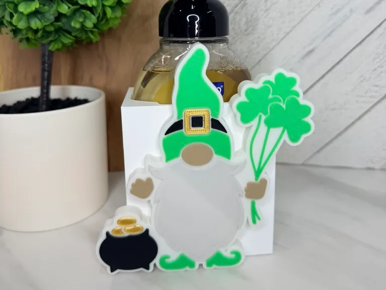 Adorno temático: Interchangeable Cover - St. Patrick's Day Gnome. Referencia del modelo original.