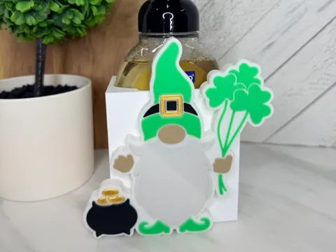 Adorno temático: Interchangeable Cover - St. Patrick's Day Gnome — referencia de MakerWorld