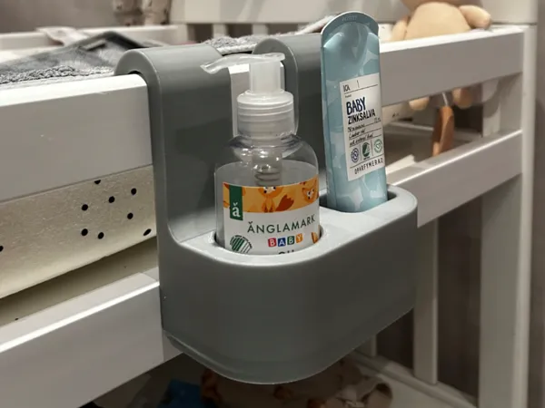 Support pour huile de bébé sur table à langer