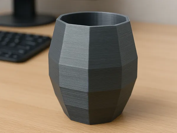 Pot à crayons au design polygonal