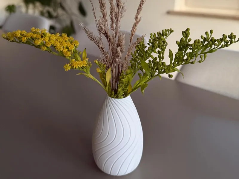 Kleine Deko-Vase mit elegantem Wellenmuster