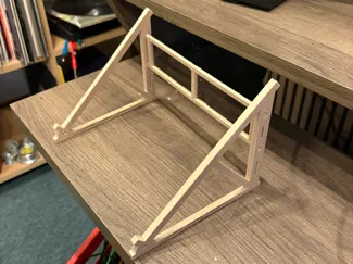 Minimal 40° Desktop Synth Stand – Lightweight