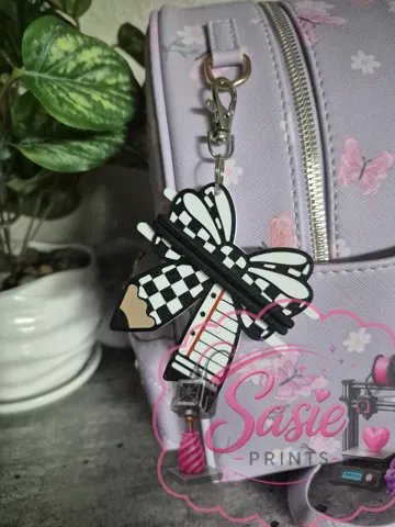 Accesorio para sujetar ligas de cabello: Pencil Bow Hair Tie Holder Keychain — vista de referencia 3
