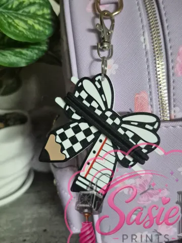 Accesorio para sujetar ligas de cabello: Pencil Bow Hair Tie Holder Keychain — vista de referencia 2