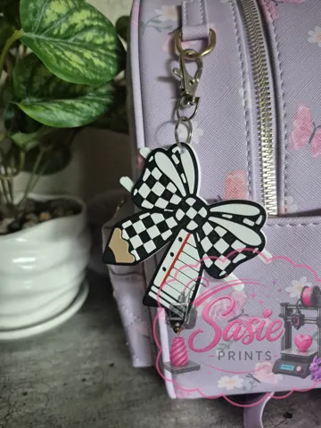 Accesorio para sujetar ligas de cabello: Pencil Bow Hair Tie Holder Keychain — vista de referencia 5