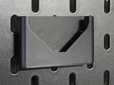 INIU battery pack Skadis mount