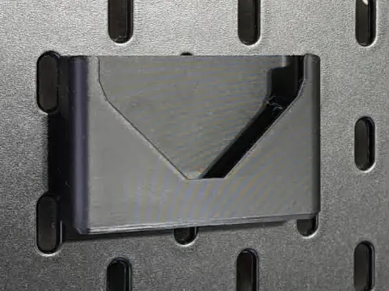 INIU battery pack Skadis mount