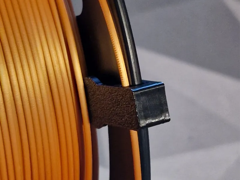Filament clip for all filament spools