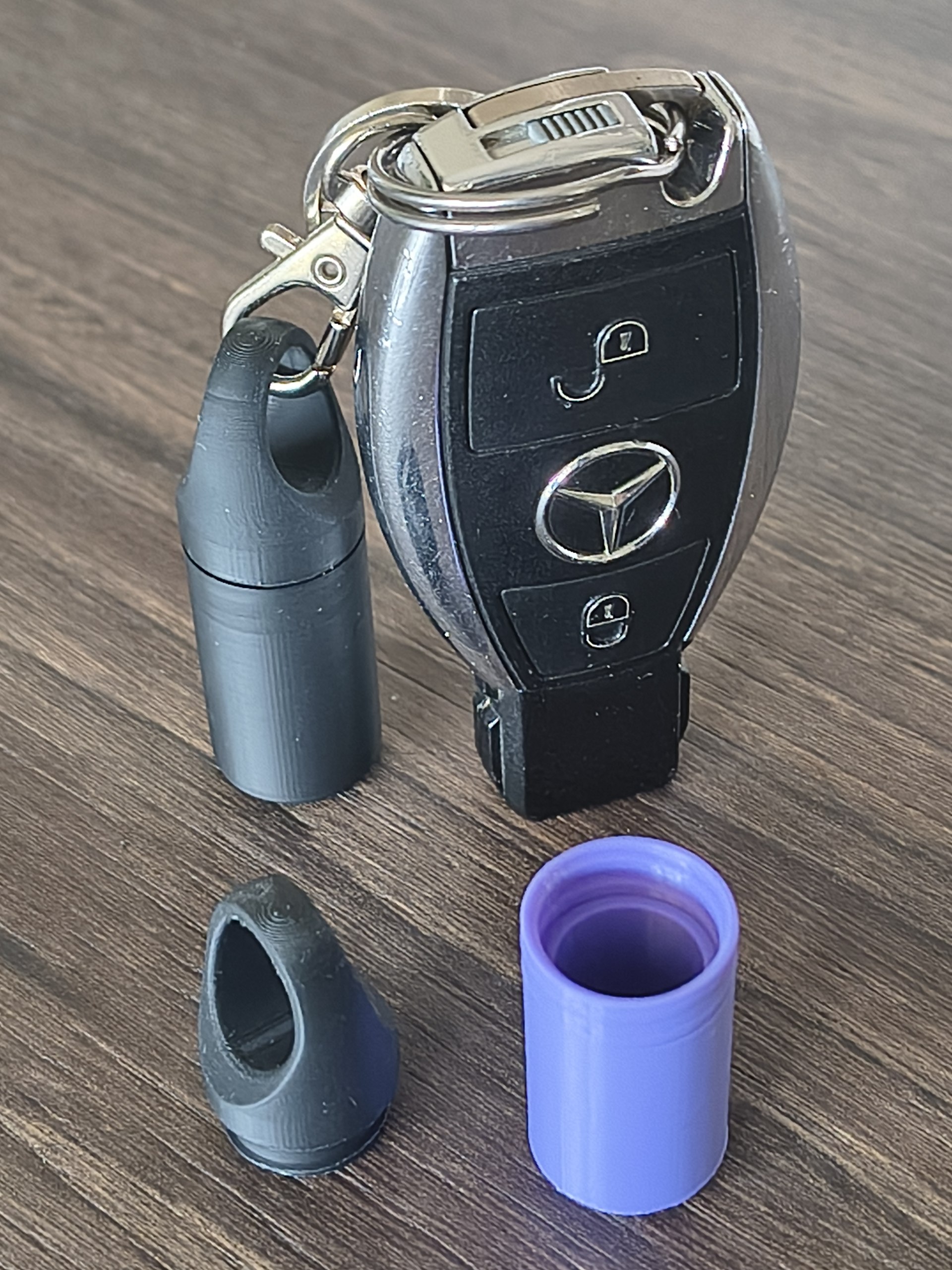 Miniatura 2 do modelo 3D Compact Pill Holder Keychain