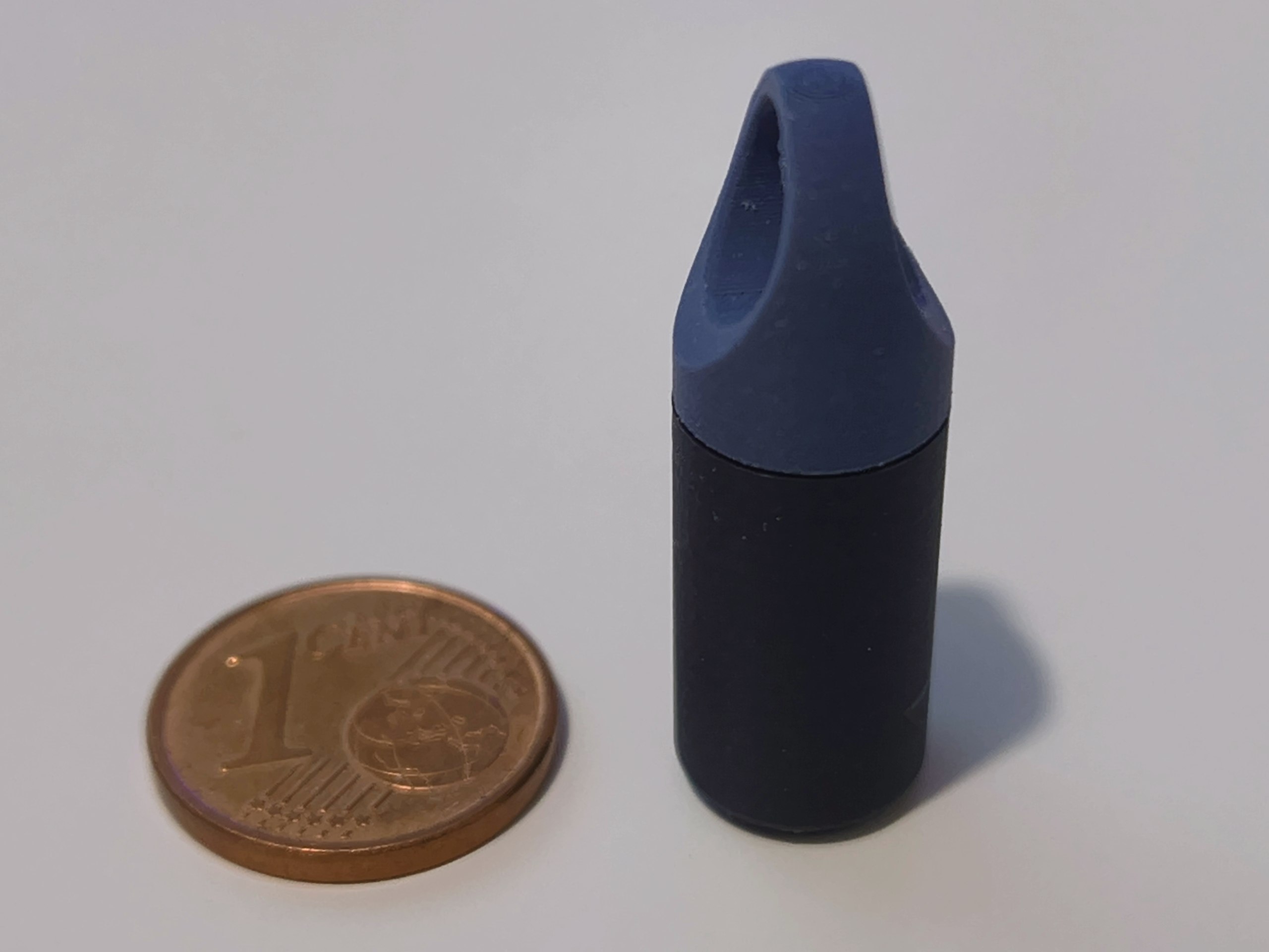 Miniatura 1 do modelo 3D Compact Pill Holder Keychain