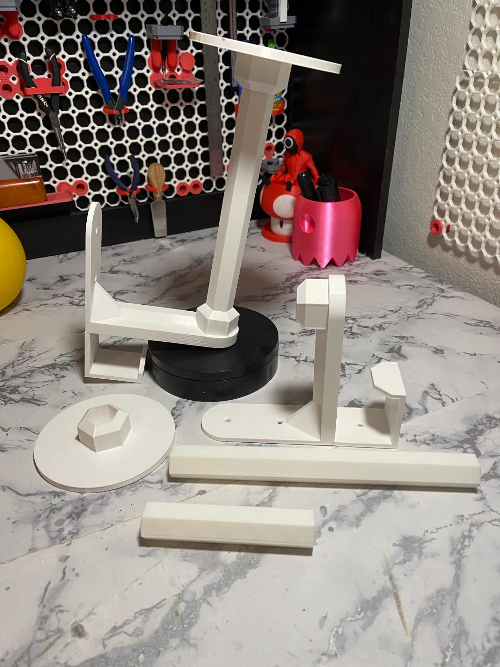 Helmet Wall Mount V2 split By StarPlayer MakerWorld helmet-wall-mount-v2-split-by-starplayer-makerworld