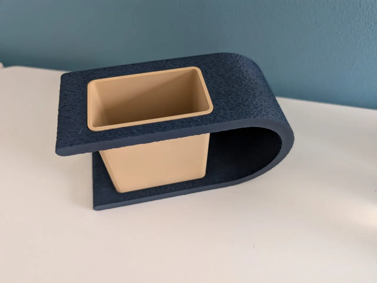Curved Minimalist Pen Holder view 4