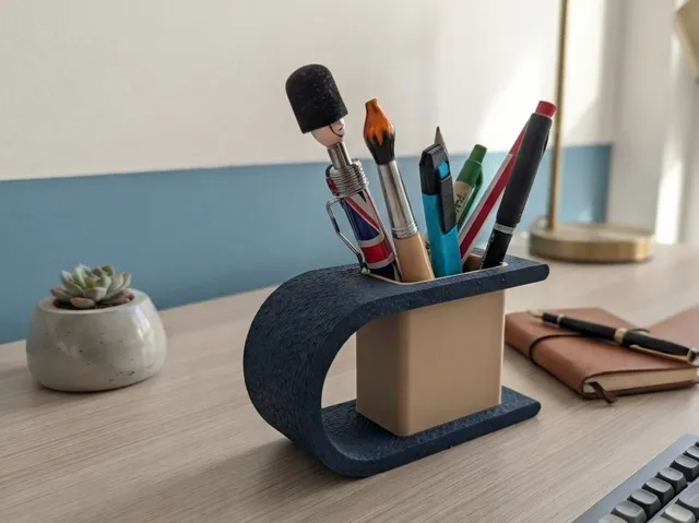 Curved Minimalist Pen Holder