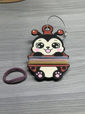 Accesorio para sujetar ligas de cabello: Lady Bug Hair Tie Holder Keychain — vista de referencia 3