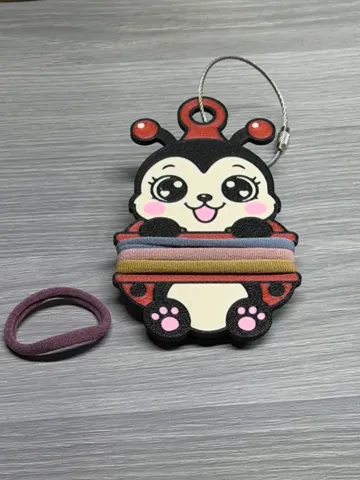 Accesorio para sujetar ligas de cabello: Lady Bug Hair Tie Holder Keychain — vista de referencia 2