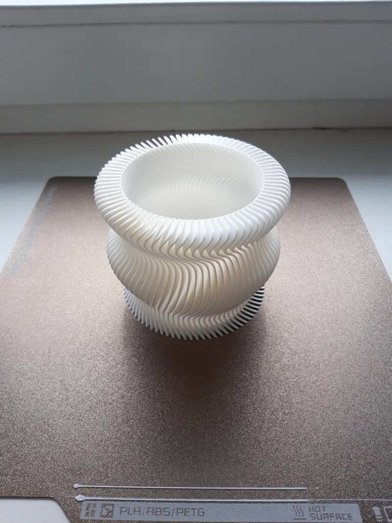 Flexible wavy vase