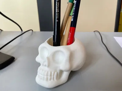 SkullDesk – halloween skull penholder
