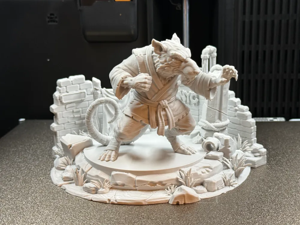 Figura decorativa: TMNT Splinter Sketch Statue + display stand. Referencia del modelo original.