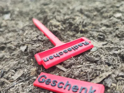 Interchangeable plant marker for raised beds and gardens
