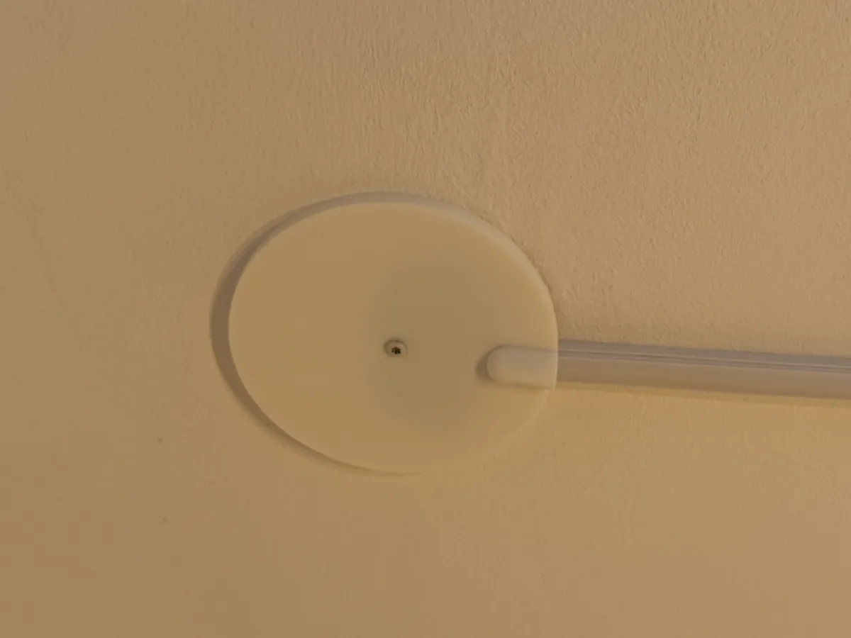 Cache plafond pour passage de câble