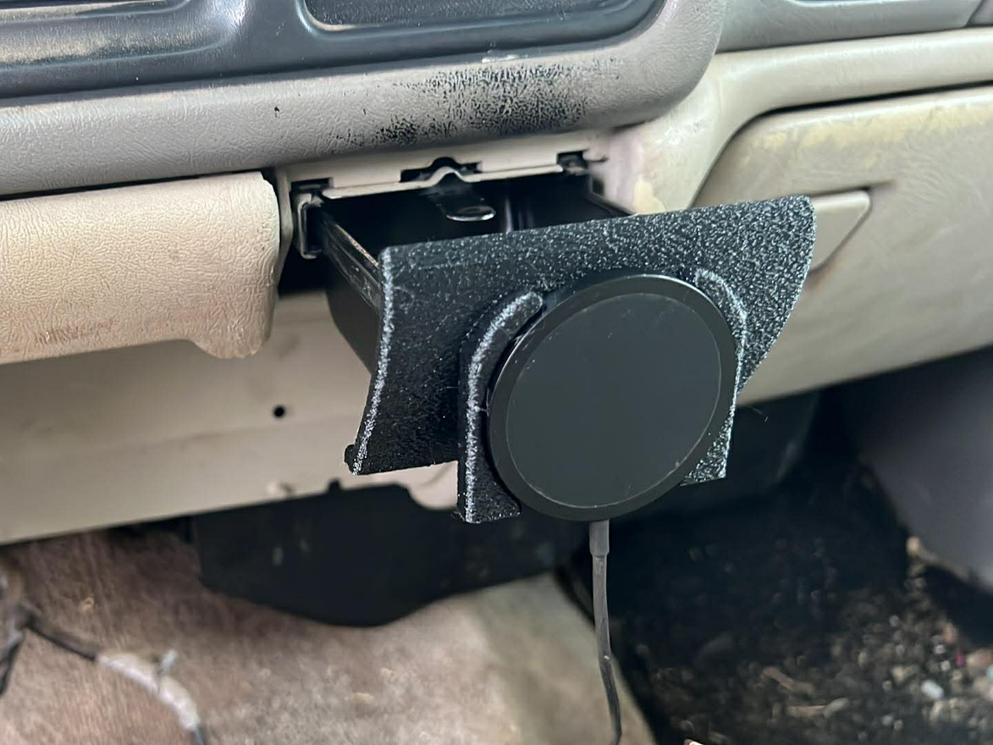 GMT800 Ashtray Wireless Charger Cover