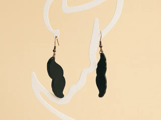 Boucle d'oreille moustache