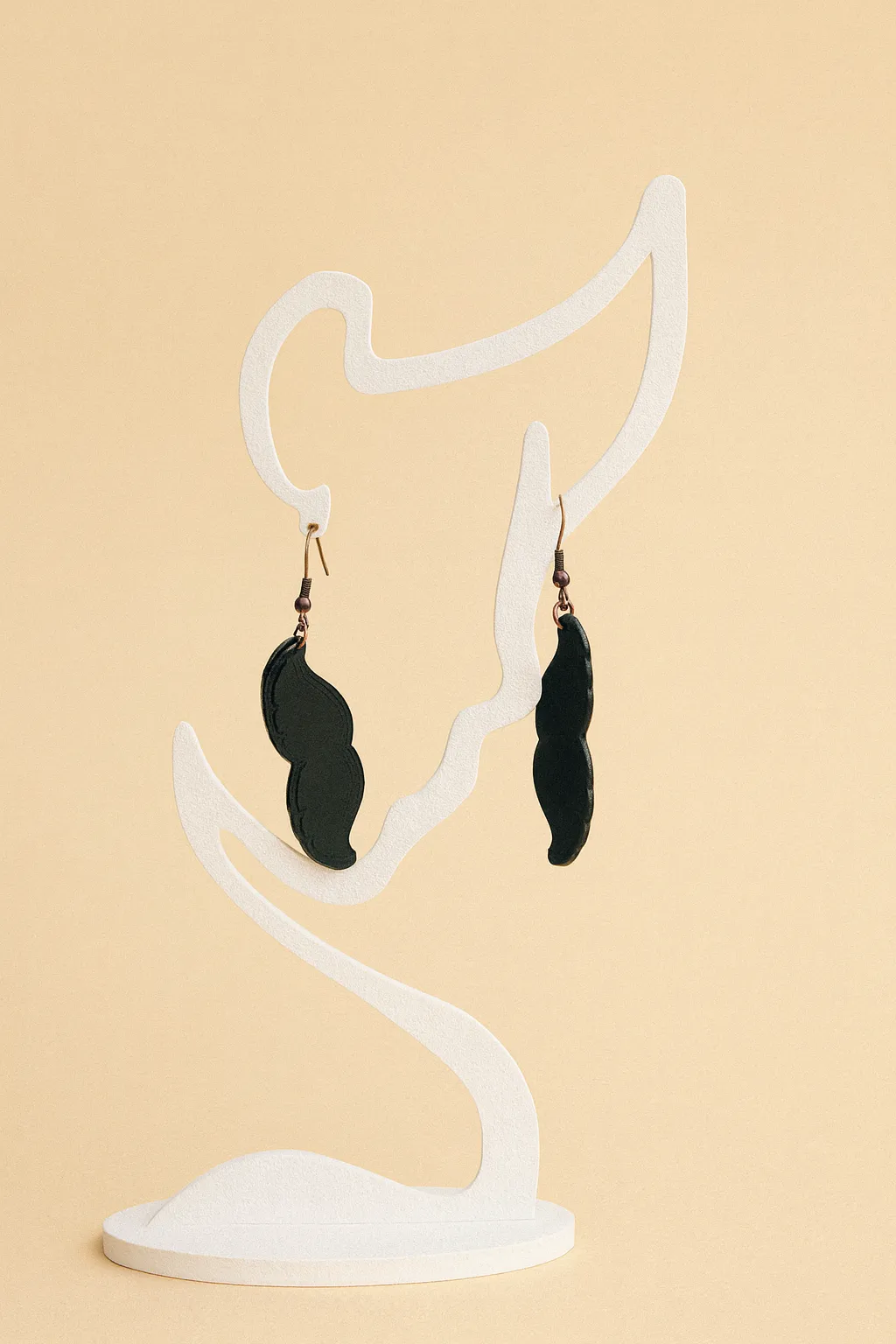 Boucle d'oreille moustache view 2