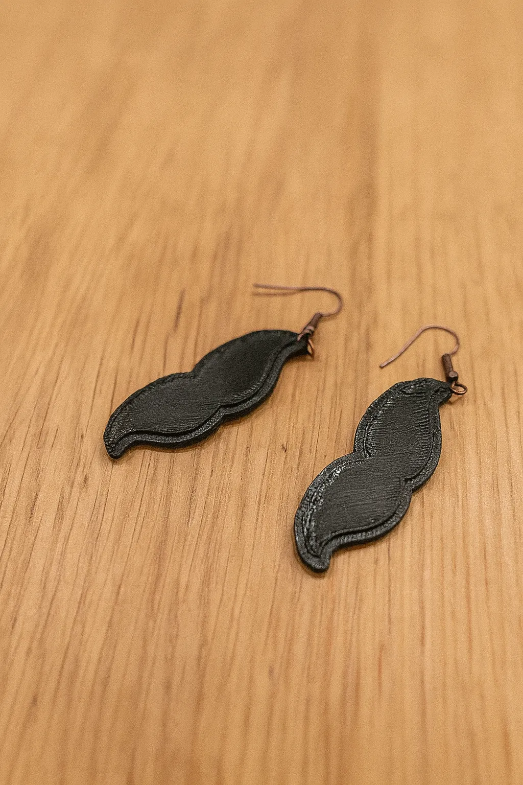 Boucle d'oreille moustache view 4