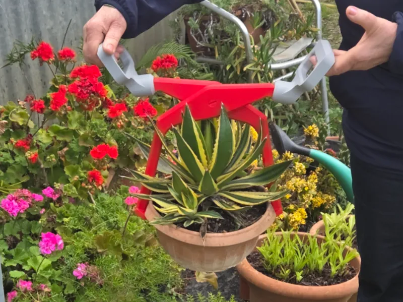 Pot Claw – Garden Pot Lifter
