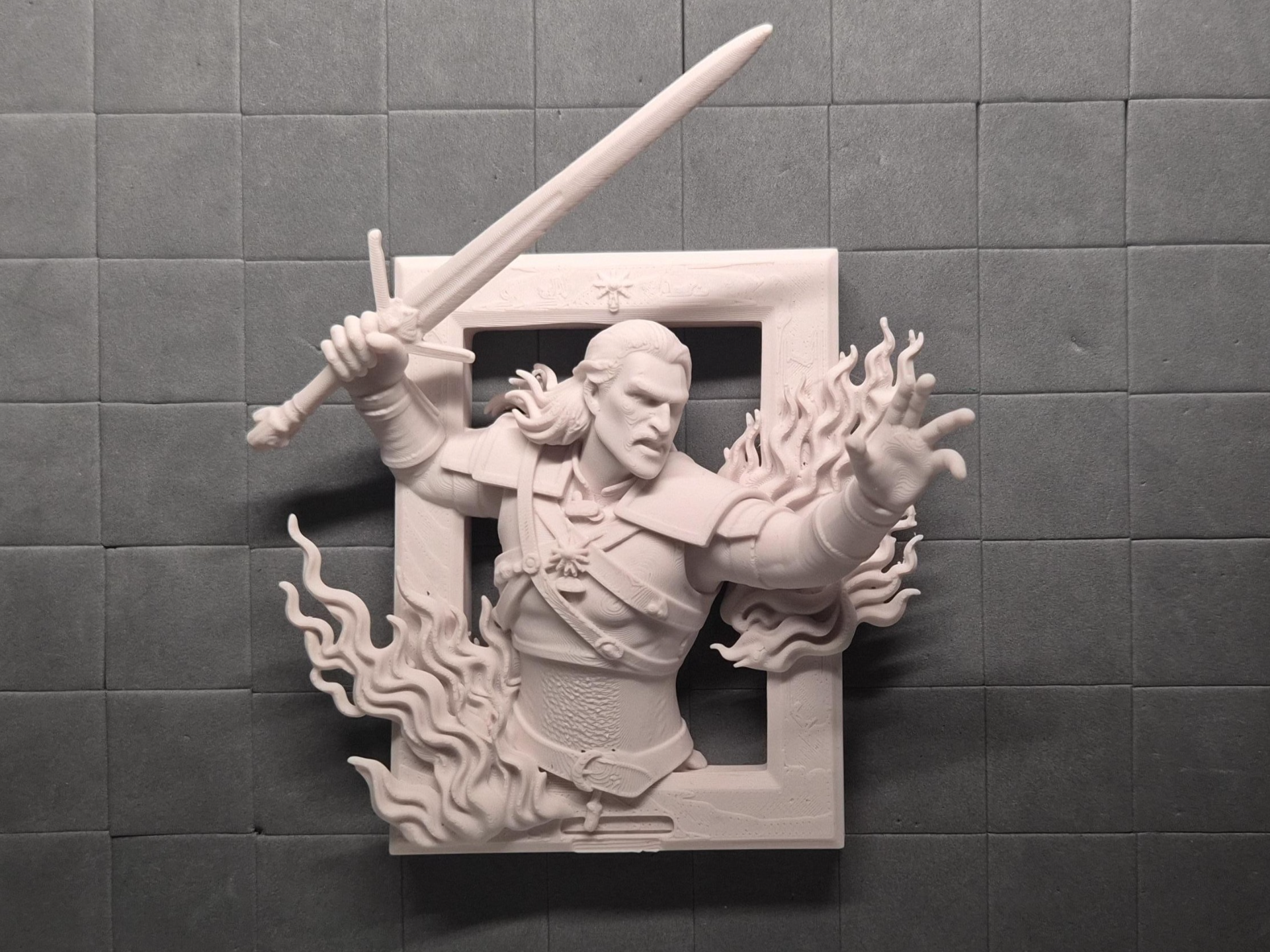 Out of the Frame – Geralt Ignis | Keyhole hanger