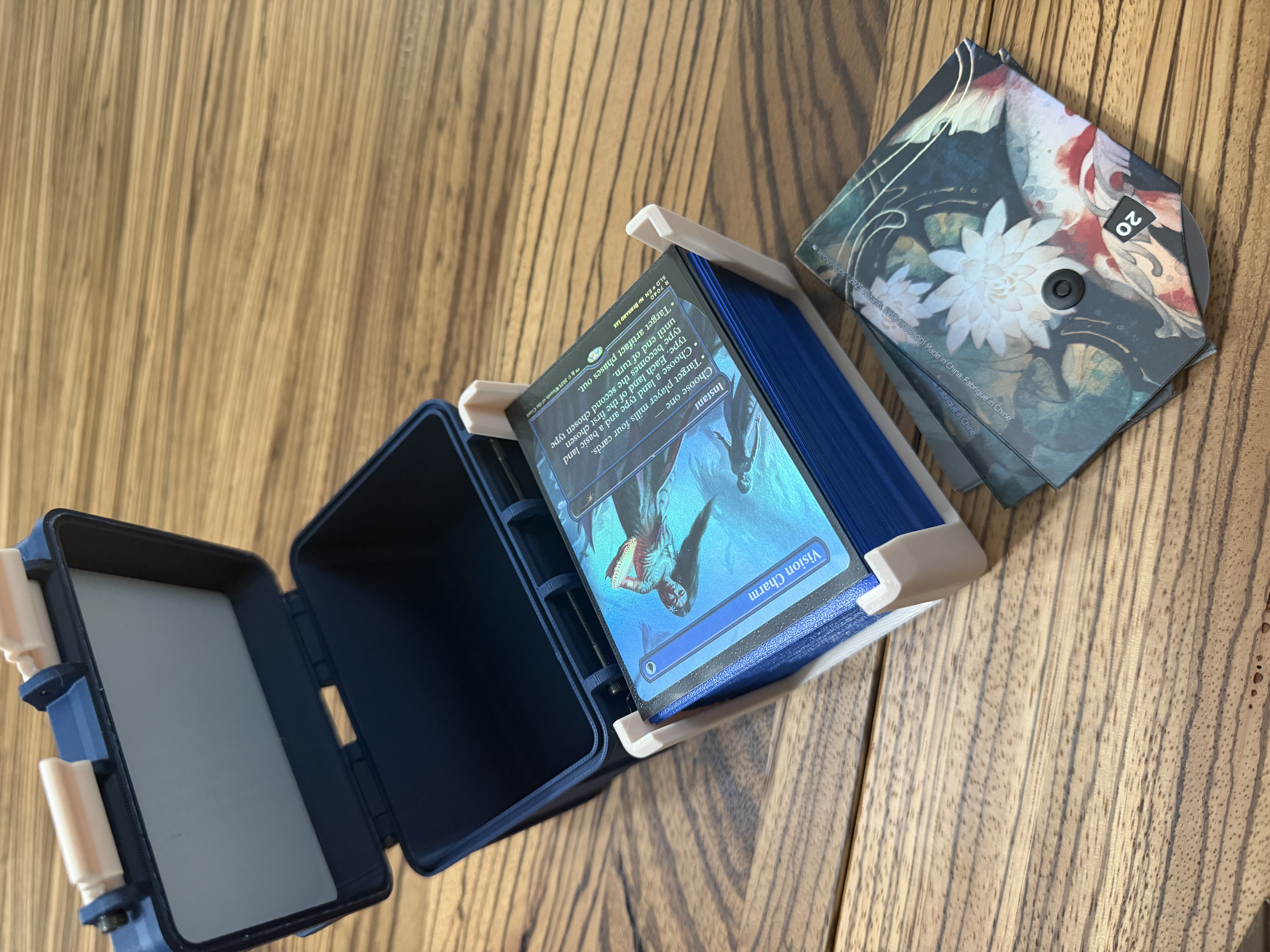 Miniatura 1 do modelo 3D Forgetful Fish Rugged Deckbox