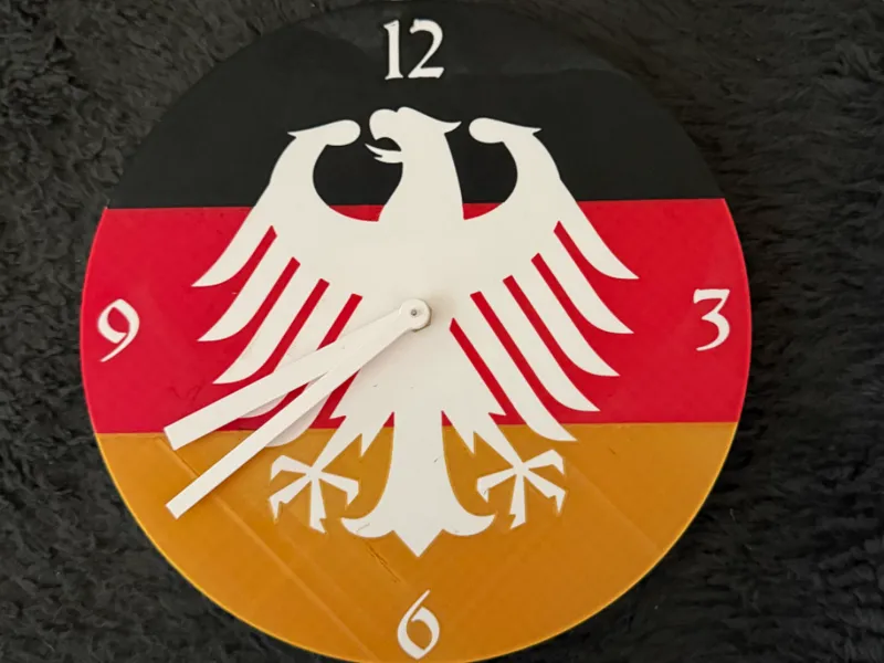 Uhr Schwarz-rot-gold