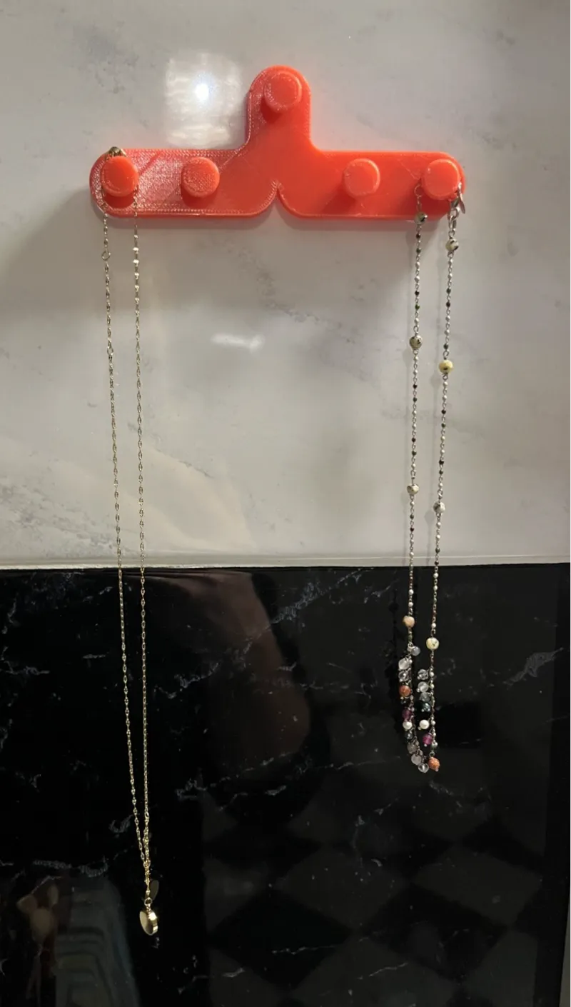 NECKLACE HOLDER WITH SUCTION CUPS