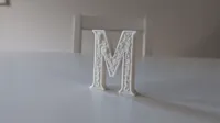 Lettre décorative M à motifs floraux — photo 2