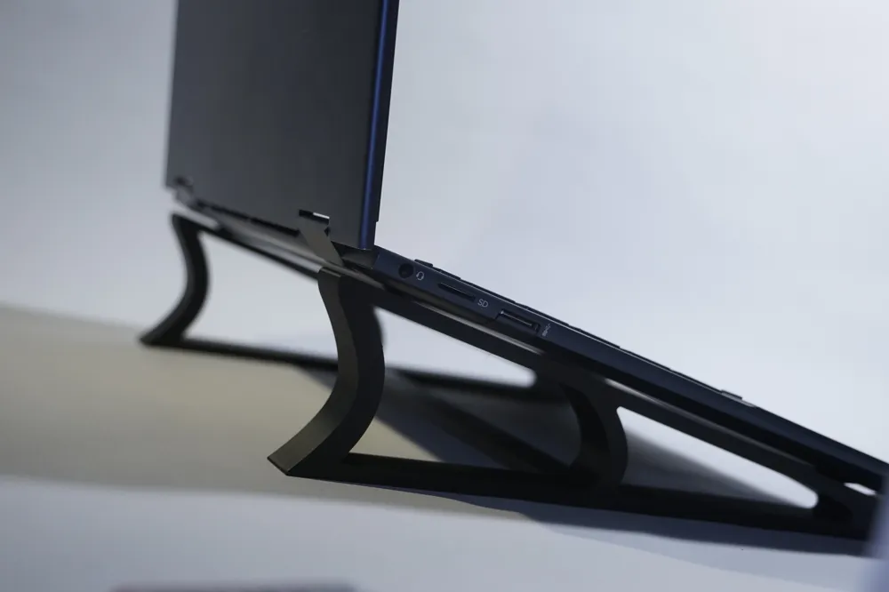 Supporto per laptop da scrivania con supporto da polso
