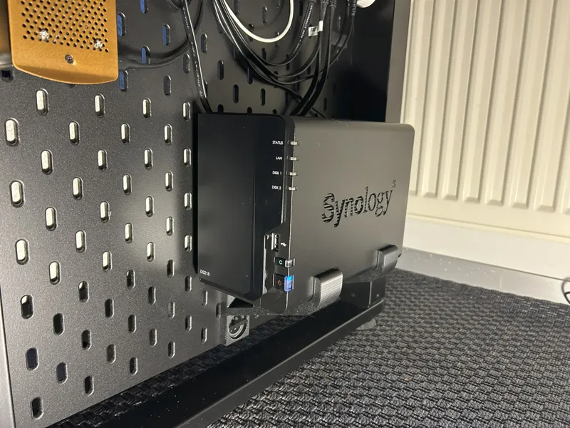 Skadis T-Clip Synology DS218 Holder
