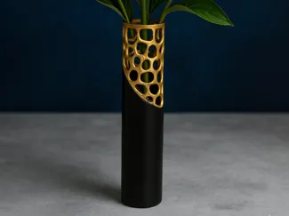 vase a rose