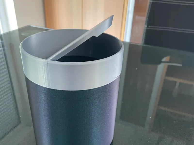 Table bin with print in place flex lid 
