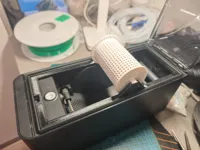 使用同种材料支撑,盖子与盒体配合间隙较大。