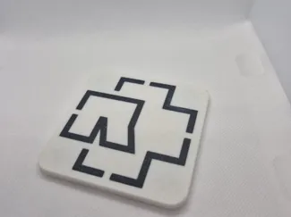 Untersetzer mit Rammstein Logo und einem Gestell