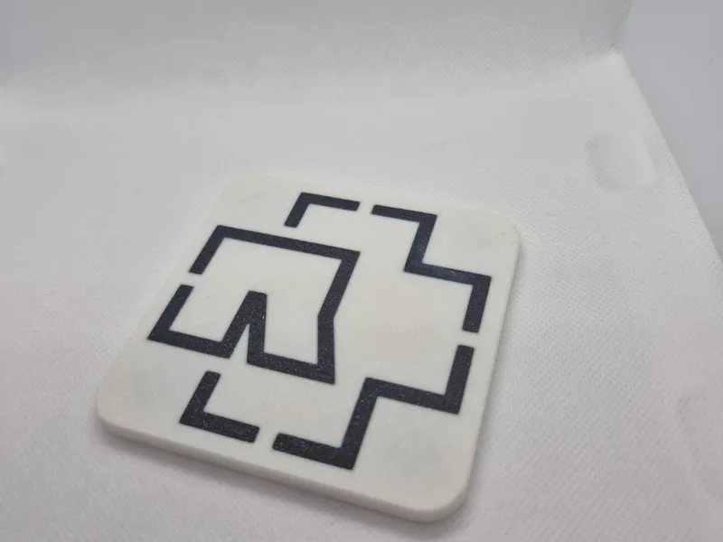 Untersetzer mit Rammstein Logo und einem Gestell