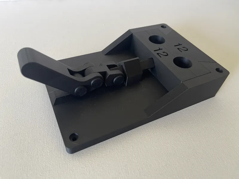 Shotgun reloading crimp roll clamp