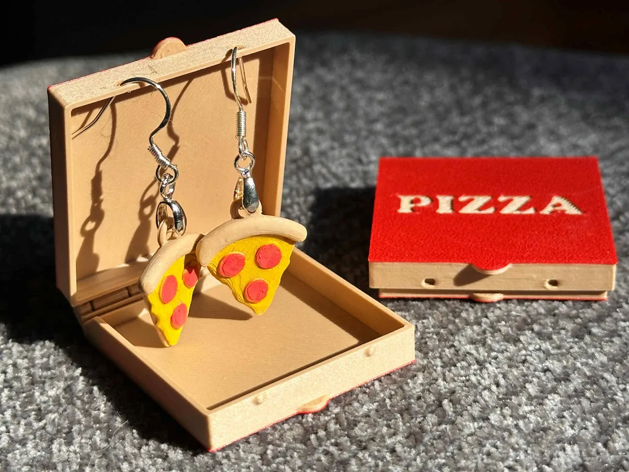 Pizza Earrings and Pizza Box Display view 3