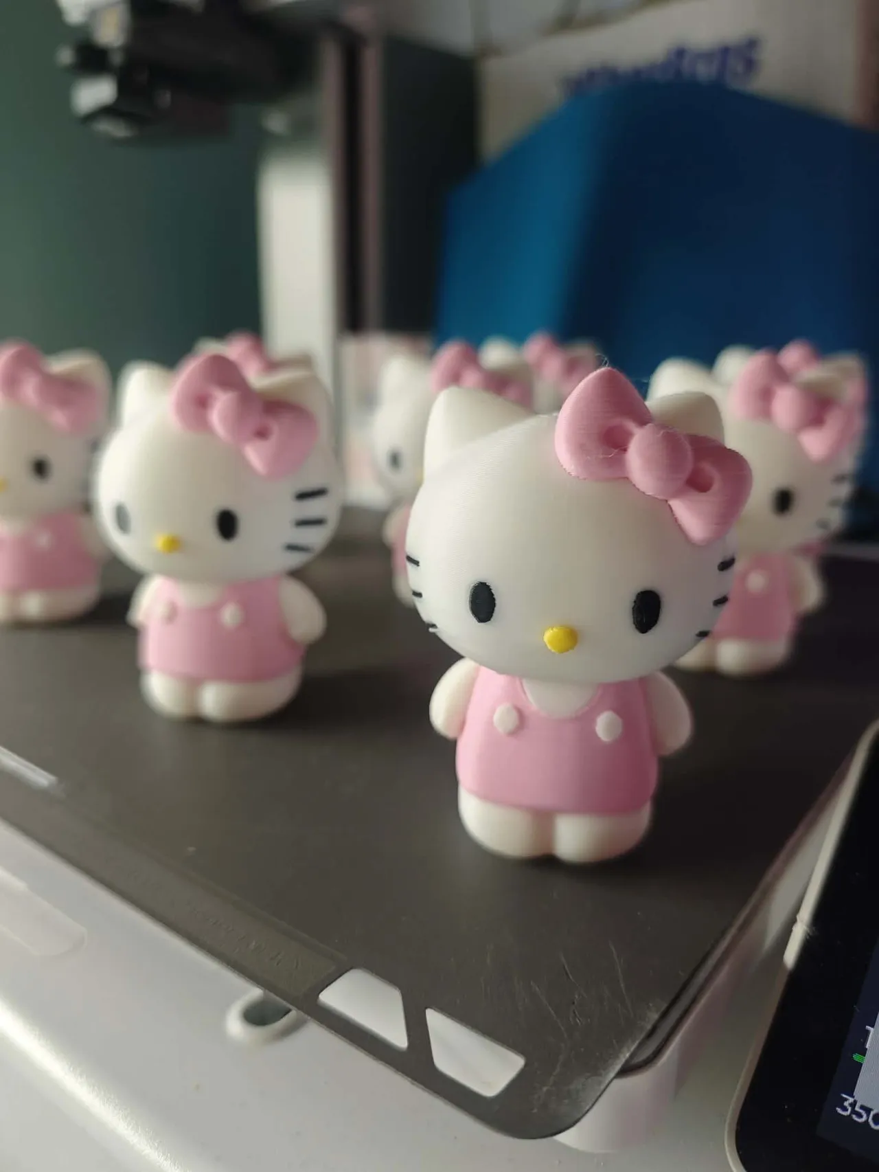 HELLO KITTY KEYCHAIN view 2