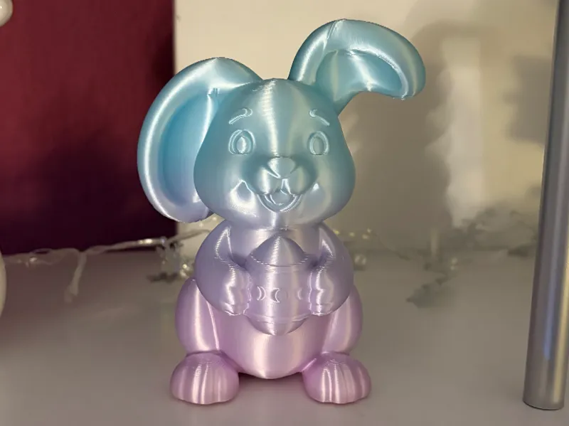 Eleganter Osterhase mit Ei